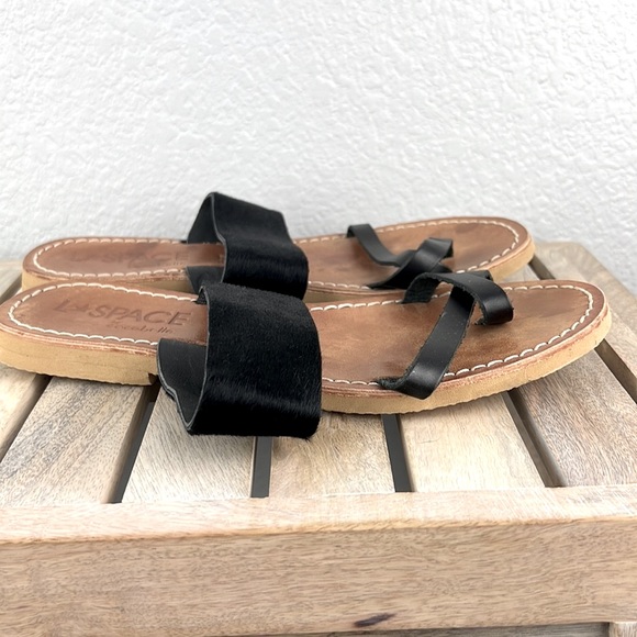 L * Shape by Cocobelle Faux Fur Toe Ring Faux Leather Sandal Size 6.5 Black - Picture 4 of 9